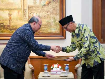 Plh. Sekdaprov Jatim Serahkan Surat Perintah Tugas Plt. Bupati Jember Kepada Firjaun